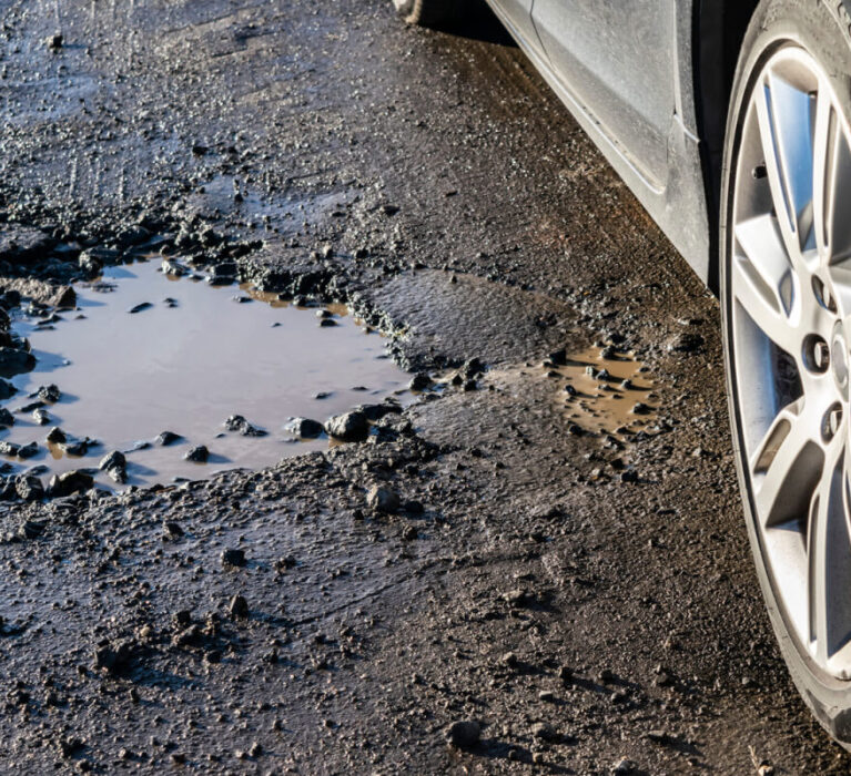 ¿DAÑOS EN TU VEHÍCULOS POR UN BACHE? TE INDICAMOS COMO ACTUAR