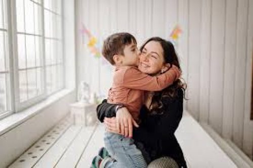 Seguridad Social suma hasta 3 años de cotización a quienes dejan el empleo para cuidar a hijos o familiares